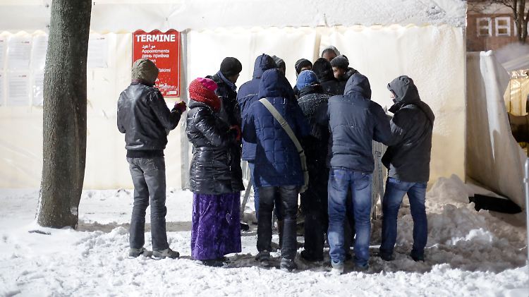 Anfang Januar müssen die Flüchtlinge nicht nur lange vor dem Lageso in Berlin anstehen, sondern auch stundenlang frieren.