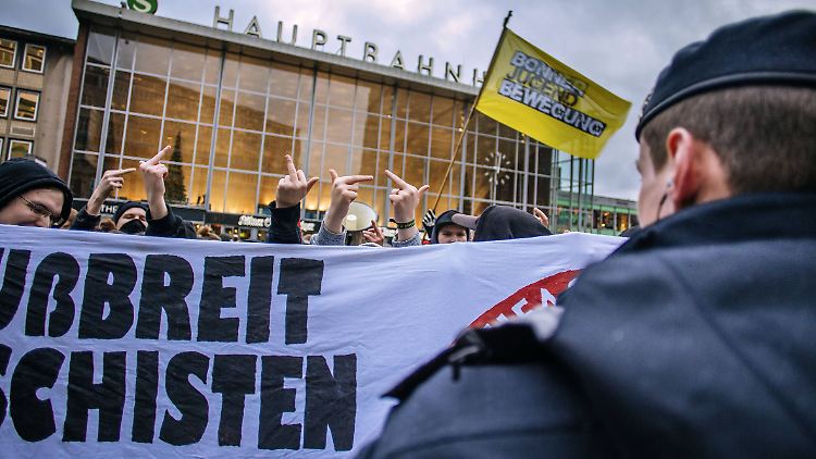 Linke Demonstration vor dem Kölner Hauptbahnhof. Kein Fußbreit den Faschisten steht auf dem Plakat. Die Fronten sind verhärtet wie nie.
