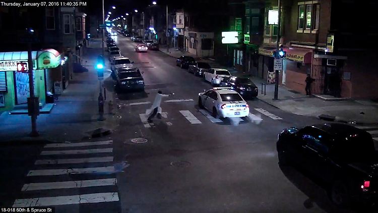 Bilder einer Überwachungskamera zeigen die grausame Tat: Mindestens elf Schüsse feuert der Angreifer auf den Polizisten ab.