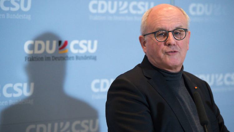 Volker Kauder will in Polen kein Zurückweichen von EU-Prinzipien hinnehmen.