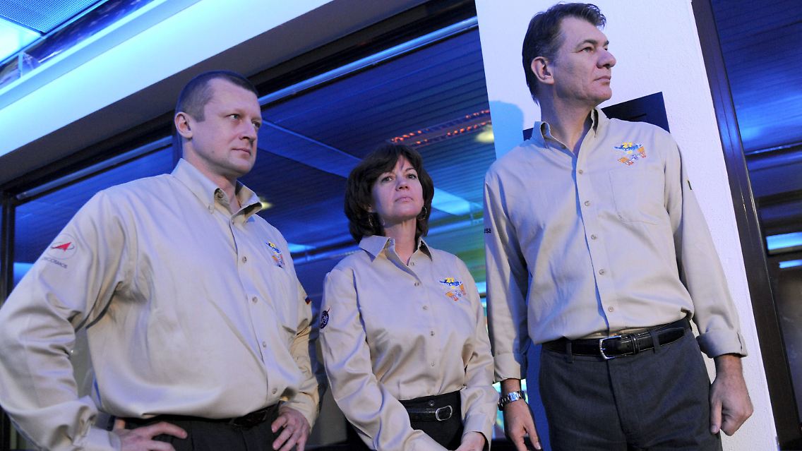 Die Astronauten Dimitri Kondratjew (Russland), Catherine Coleman (USA, NASA) und Paolo Nespoli (Italien, ESA, r) bei der Pressekonferenz im Deutschen Zentrum für Luft- und Raumfahrt (DLR) in Oberpfaffenhofen.