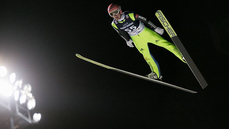Diesmal fliegt Severin Freund seinem Konkurrenten Peter Prevc weit voraus.