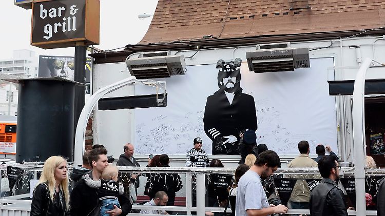 Der Live-Stream von Kilmisters Beerdigung wurde auch in dessen Stammkneipe  Rainbow Bar and Grill übertragen.