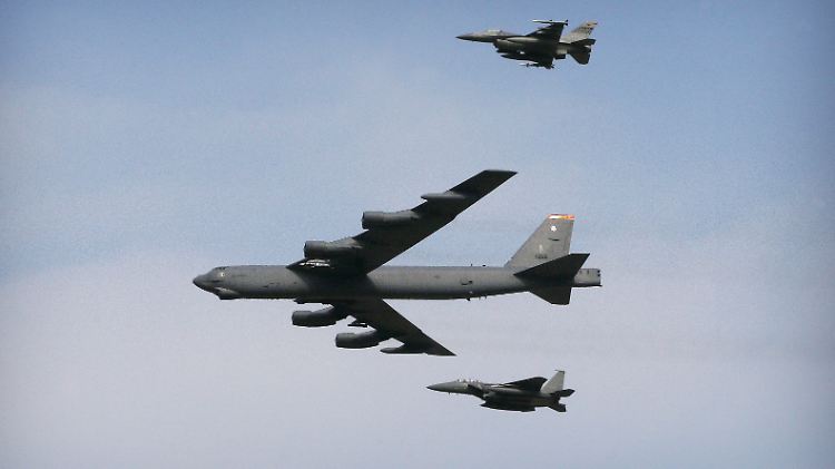 Begleitet wurde das Kampfflugzeug vom Typ B-52 von einem südkoreanischen und einem US-Kampfjet.