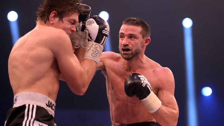 Schlag und Schlag kassierte Vincent Feigenbutz gegen den Italiener Giovanni De Carolis, bis ihn der Schiedsrichter in Runde 11 erlöste.