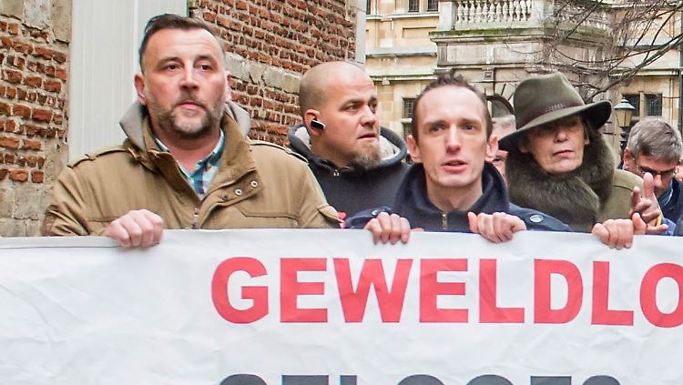 Bachmann (li.) nimmt an einer Demonstration in Antwerpen teil. 