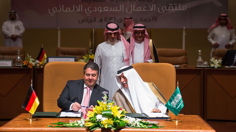 Bundeswirtschaftsminister Sigmar Gabriel (l.) und Ibrahim Abdulaziz Al-Assaf, Finanzminister von Saudi-Arabien.