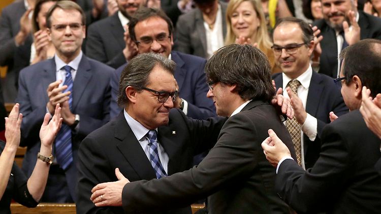 Artur Mas (l.), hier mit seinem Nachfolger Carles Puigdemont, galt bislang als Verfechter einer katalanischen Unabhängigkeit. 
