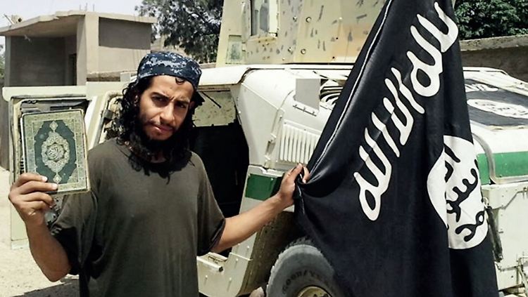 Abaaoud auf einem Propaganda-Video des IS: In Großbritannien lag bereits damals ein Haftbefehl gegen ihn vor.