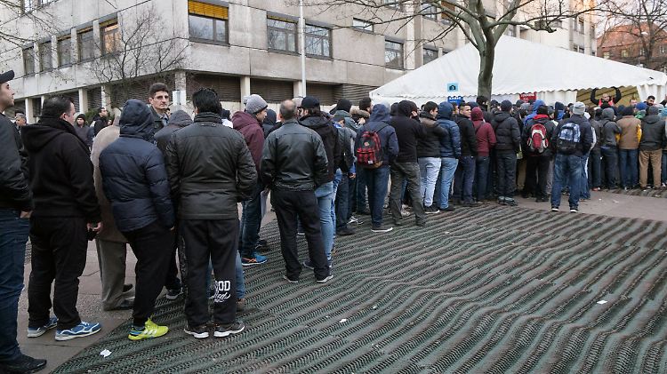 Vor dem Lageso in Berlin