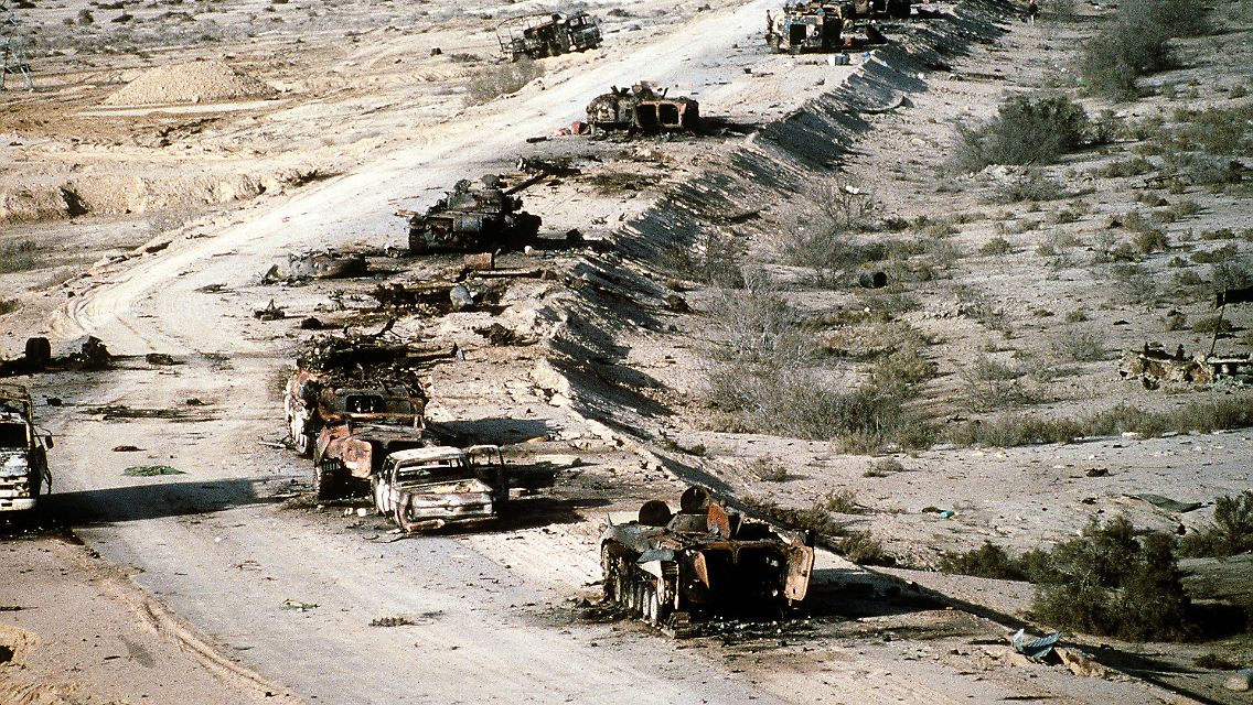 Die Hauptverbindungsstraße zwischen Kuwait und dem Irak wird zum "Highway of Death".