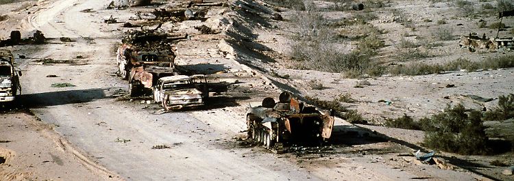 Die Hauptverbindungsstraße zwischen Kuwait und dem Irak wird zum "Highway of Death". 