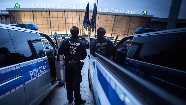 Verharmlosen, verschweigen, vertuschen? An der Informationspolitik der Kölner Polizei gab es heftige Kritik.