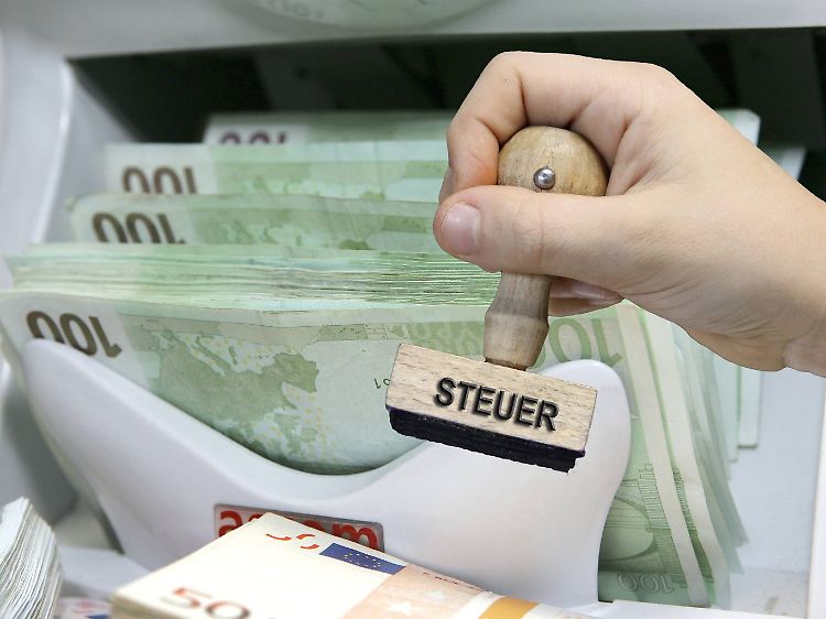 Wenn ein Ehepartner dem anderen eine größere Summer überweist, verlangt das Finanzamt möglicherweise Schenkungssteuer.