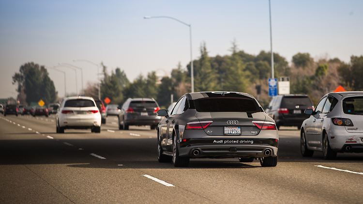 Ein mit zahlreichen Sensoren ausgerüsteter Audi A7 macht eine Fahrt in Kalifornien.