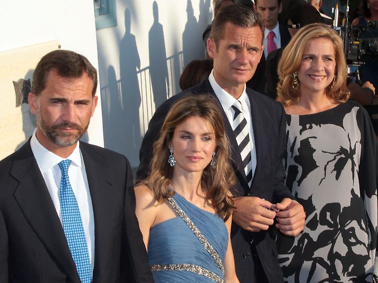 Glücklichere Tage: der damalige Prinz und heutige König Felipe (l.), seine Frau Letizia, rechts Iñaki Urdangarí und Infantin Cristina.