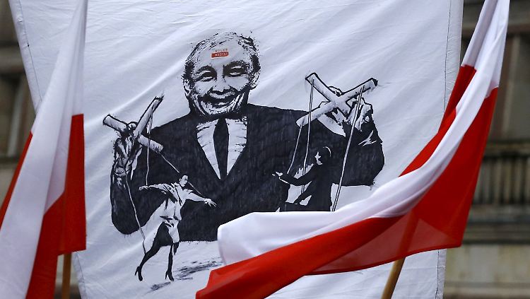 Seit Wochen demonstrieren Zehntausende Polen gegen Jaroslaw Kaczynski.