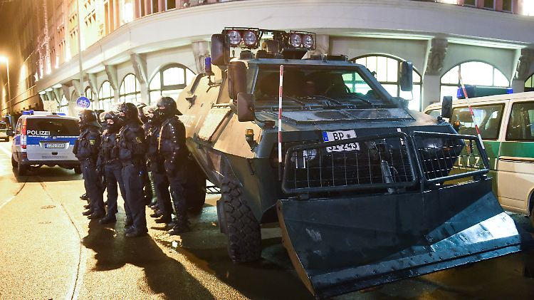 Die Polizei ist mit einem Großaufgebot in Leipzig im Einsatz.