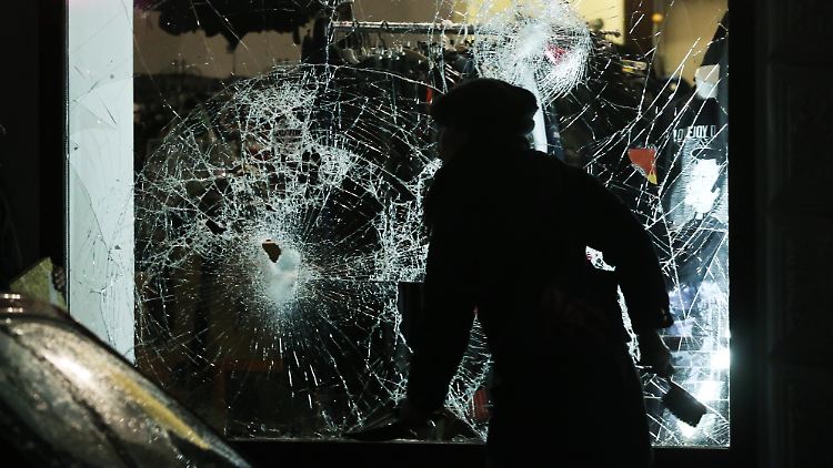In der Wolfgang-Heinze-Straße blieb kaum ein Schaufenster heil.