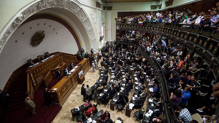 Mit ihrer Zweidrittel-Mehrheit können die Konservativen im Parlament die Verfassung ändern. Doch der Machtkampf mit den Sozialisten ist noch nicht ausgestanden. 