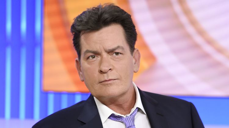 Seine HIV-Diagnose habe ihn und Vater Martin Sheen einander näher gebracht, sagt Charlie Sheen.
