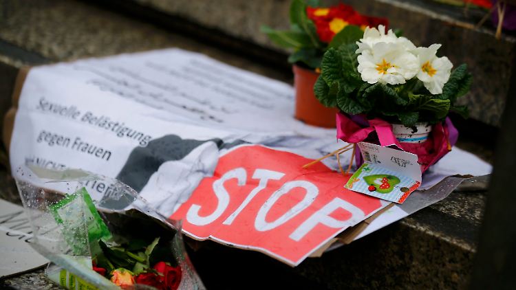 Zettel am Bahnhof in Köln prangern sexuelle Gewalt gegen Frauen an.