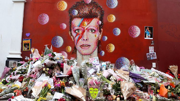 Vor dem Wandgemälde von David Bowie in Brixton stapeln sich die Blumen.