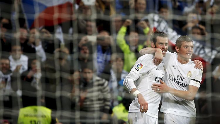 Der Torschütze und sein Vorbereiter: Gareth Bale feiert mit Toni Kroos.