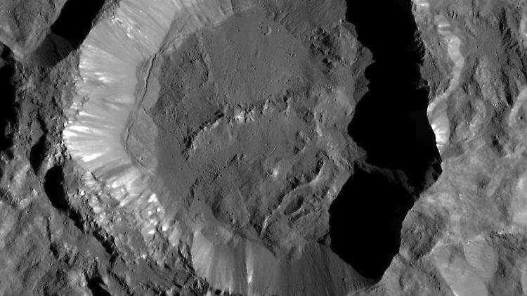 Der Zwergplanet Ceres  ist rund fünf Milliarden Kilometer von der Erde entfernt.