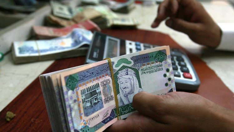 Der offizielle Wechselkurs des Dollar liegt derzeit bei 3,75 Saudi Riyal.