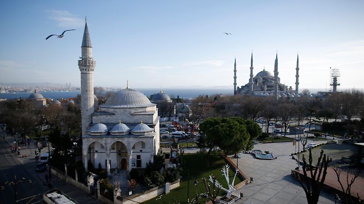Die Blaue Moschee aus dem 17. Jahrhundert gilt als eines der Wahrzeichen von Istanbul.