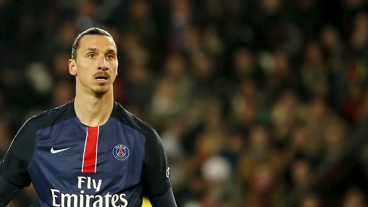 Statt "Fly Emirates" ziert das Paris-Trikot im M.I.A.-Clip der Slogan "Fly Pirates".