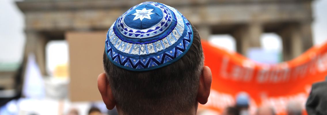 Eine Kippa - hier getragen auf einer Kundgebung in Berlin - ist eine Kopfbedeckung für gläubige jüdische Männer.