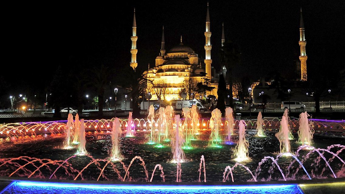 Die Blaue Moschee in Istanbul heute Abend - ganz in der Nähe riss ein Selbstmordattentäter mehrere Menschen in den Tod.