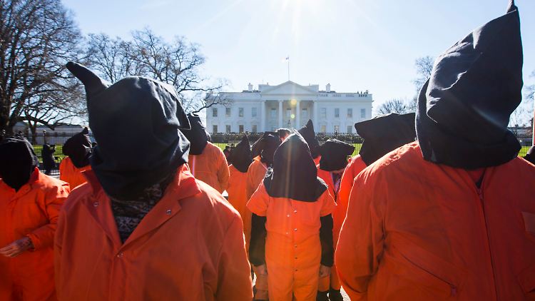 Dutzende Menschen protestierten am Tag der Ansprache vor dem Weißen Haus für die Schließung von Guantanamo.