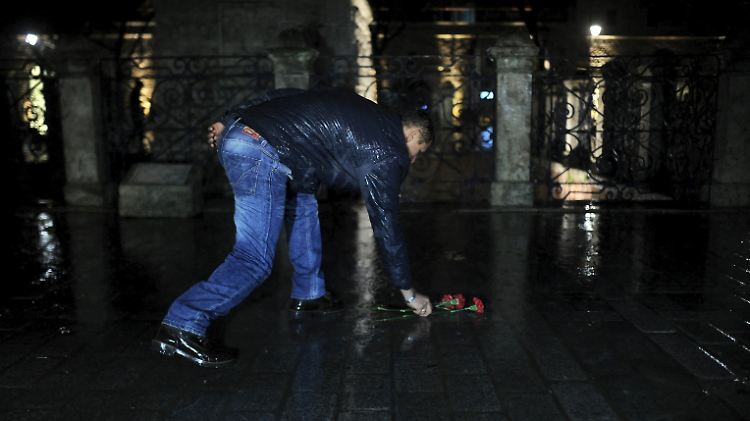 Ganz Istanbul ist geschockt: Ein Mann legt Blumen am Anschlagsort nieder.
