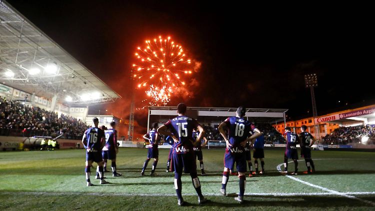Zum 75-jährigen Vereinsjubiläum am 30. Dezember 2015 gab's ein Feuerwerk im winzigen Ipurua-Stadion.