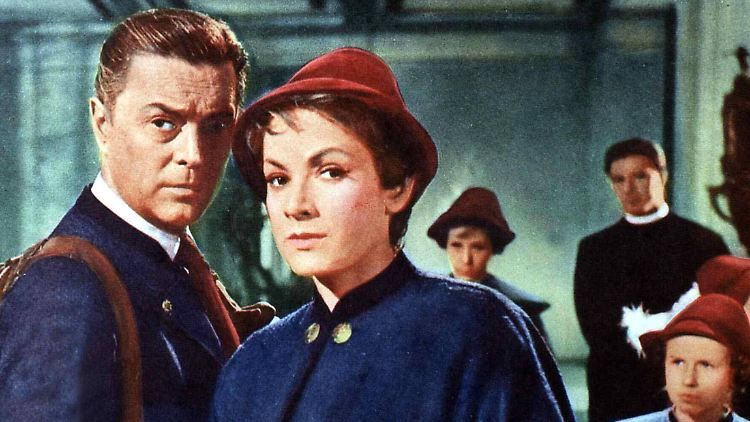 Die Trapp-Familie in Amerika (1958): Baron Trapp (Hans Holt) und seine Frau Maria (Ruth Leuwerik) sind verzweifelt, als der Erfolg in Amerika ausbleibt und ihre Aufenthaltsgenehmigung abläuft.