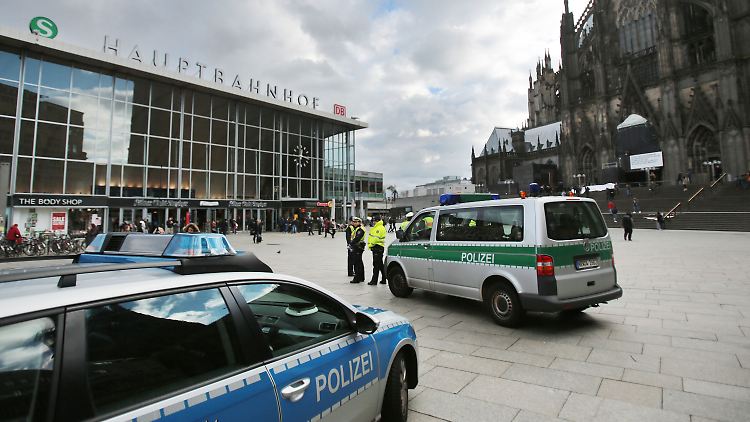 Vor dem Kölner Hauptbahnhof hat die Polizei ihre Präsenz verstärkt.