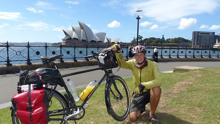Thiemo Tóth vor dem berühmten Opernhaus von Sydney, Australien.