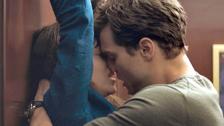 Dakota Johnsam und Jamie Dornan räumen mit ihrem Schnulz-Streifen Spott-Preis-Nominierungen ab.