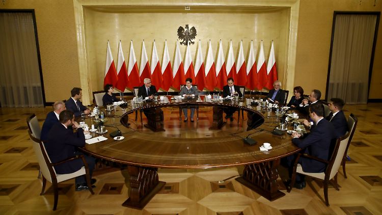 Ministerpäsidentin Szydlo (Mitte) nach der Entscheidung in Brüssel: "Wir werden keine Politik auf Knien führen."