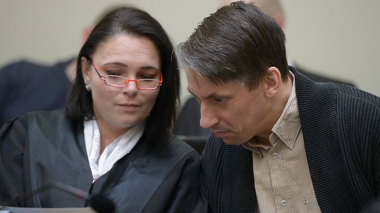 Ralf Wohlleben berät sich im Landgericht München am 253. Verhandlungstag mit seiner Anwältin Nicole Schneiders.