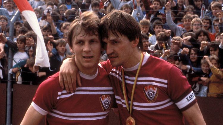 Die BFC-Spieler Andreas Thom (links) und Frank Rohde feiern den Titelgewinn 1987. 