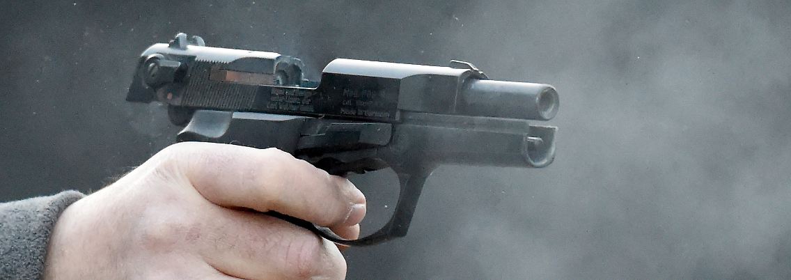 Für eine Schreckschusspistole braucht man einen Kleinen Waffenschein.