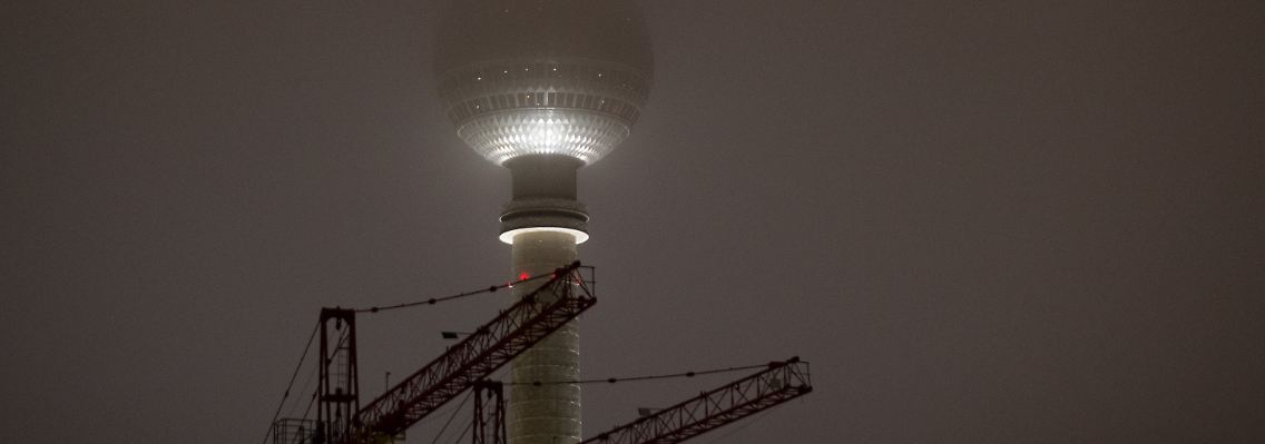 Sieht aus wie ein Raumschiff, ist aber der Berliner Fernsehturm im Nebel.