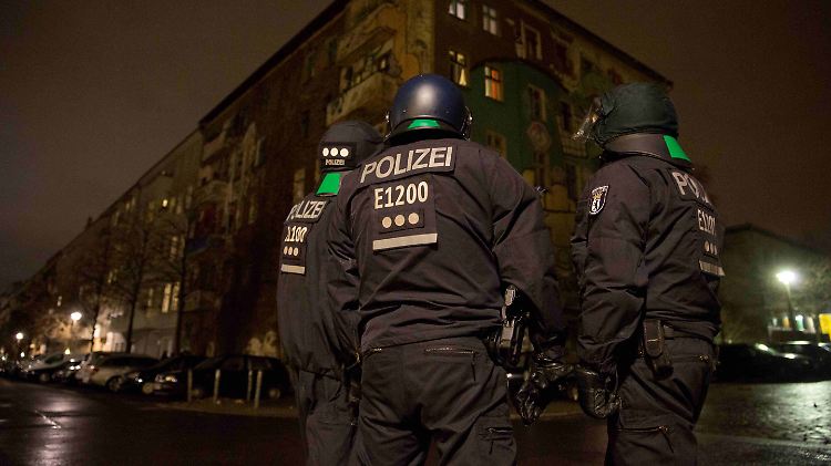 Im Umfeld des Wohnhauses an der Rigaer Straße kommt es immer wieder zu Angriffen gegen Polizisten.