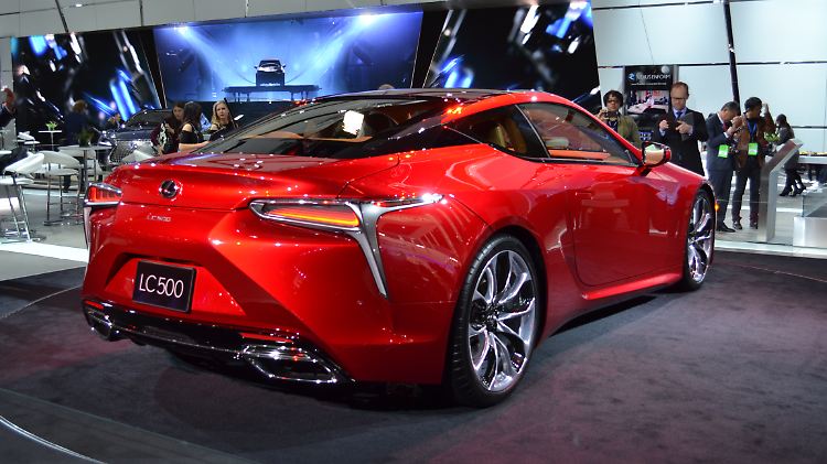 Markant ist auch das Heck des LC 500 mit gepfeilten Heckleuchten und wuchtigen Endrohrblenden.