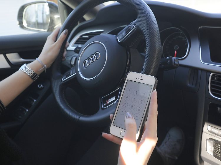Mit dem Smartphone herumhantieren ist nur erlaubt, wenn das Fahrzeug steht und der Motor ausgeschaltet ist.