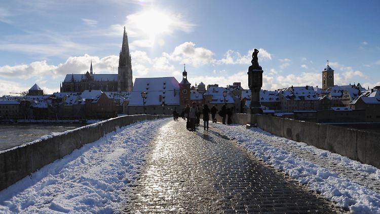Im schönen Regensburg studiert Ssaman Mardi. Hier der Blick von der Steinernen Brücke auf die Altstadt und den Dom.